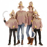 Gruppe von Vogelscheuchen mit Poncho