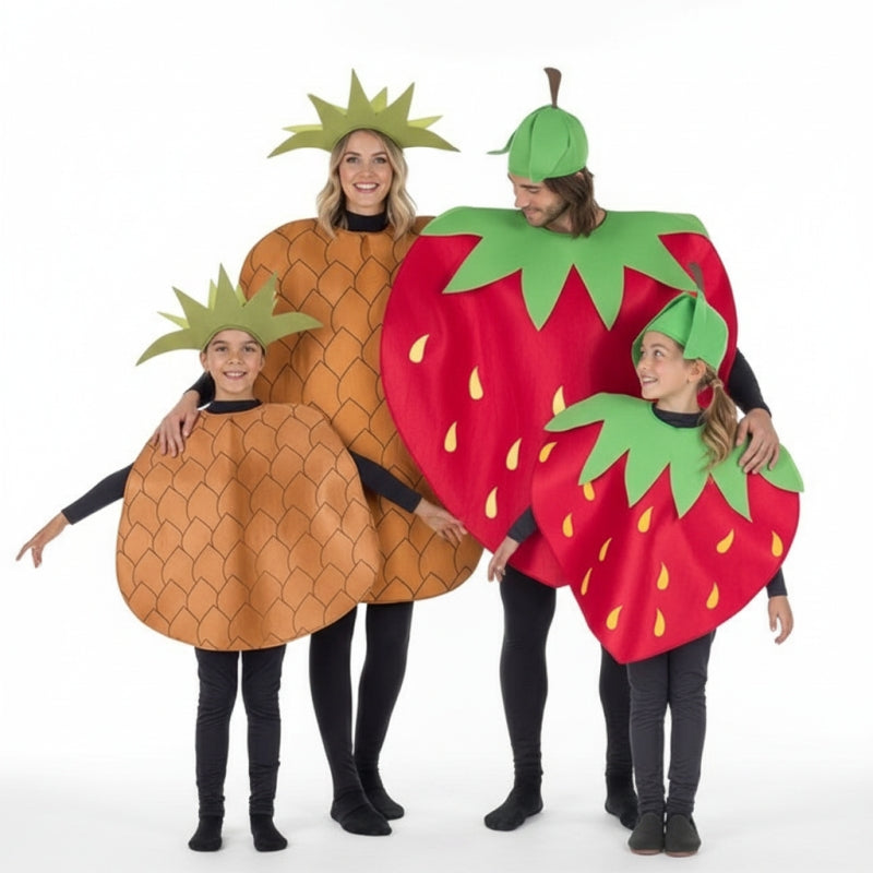 Gruppe von Ananas und Erdbeeren