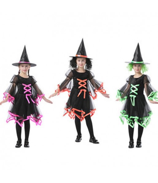 Verkleiden Sie die Hexe mit BändernMädchen für eine Halloween-Party