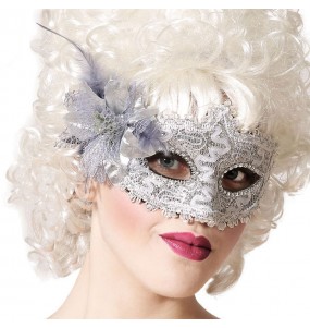 silberne venezianische Maske mit Blume um Ihr Kostüm zu vervollständigen