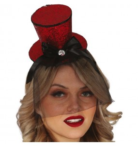 Roter Minihut mit glänzendem roten Hut und Schleier um Ihr Kostüm zu vervollständigen