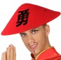 Roter Chinesenhut um Ihr Kostüm zu vervollständigen