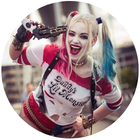 Injizieren Sie ein wenig Wahnsinn in Ihr Halloween mit unseren unterhaltsamen Harley Quinn-Kostümen. Seien Sie die Königin des Chaos!