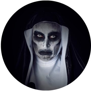 Tauchen Sie ein in das Mysterium mit unseren Nonne Valak-Kostümen für Halloween. Inkarnieren Sie das Böse in der Nacht!